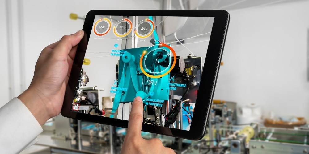 engineer-use-augmented-reality-software-in-smart-factory-production-line